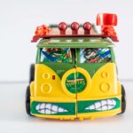 Mini Mutantes Party Wagon Playset The wacky wagon with a mini sewer world inside